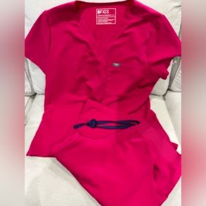 Figs scrub set in Ultra Rose. Kade Pants/Catarina Top. Large petite